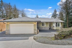 Exterior - 3-bedroom cozy getaway home (Sedro-Woolley)