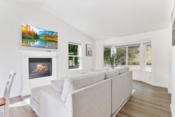 Smart TV, fireplace