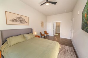 2 bedrooms, WiFi, bed sheets - Luxury Downtown EC Apartment 2BR (Eau Claire)