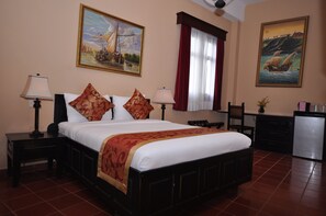 6 chambres, coffre-fort, bureau, fer et planche à repasser