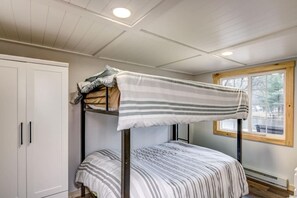 2 bedrooms, WiFi, bed sheets