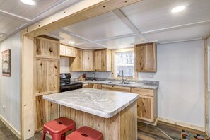 Kylskåp, mikrovågsugn, ugn och spishäll