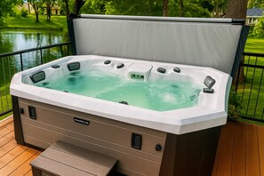 Outdoor spa tub - Lake Holcombe Waterfront Escape (Holcombe)