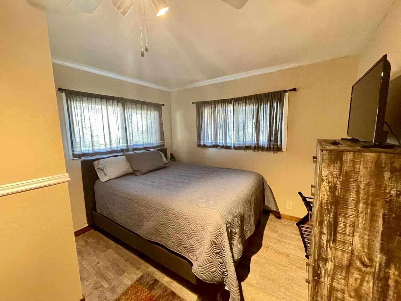 3 bedrooms, travel cot, WiFi, bed sheets