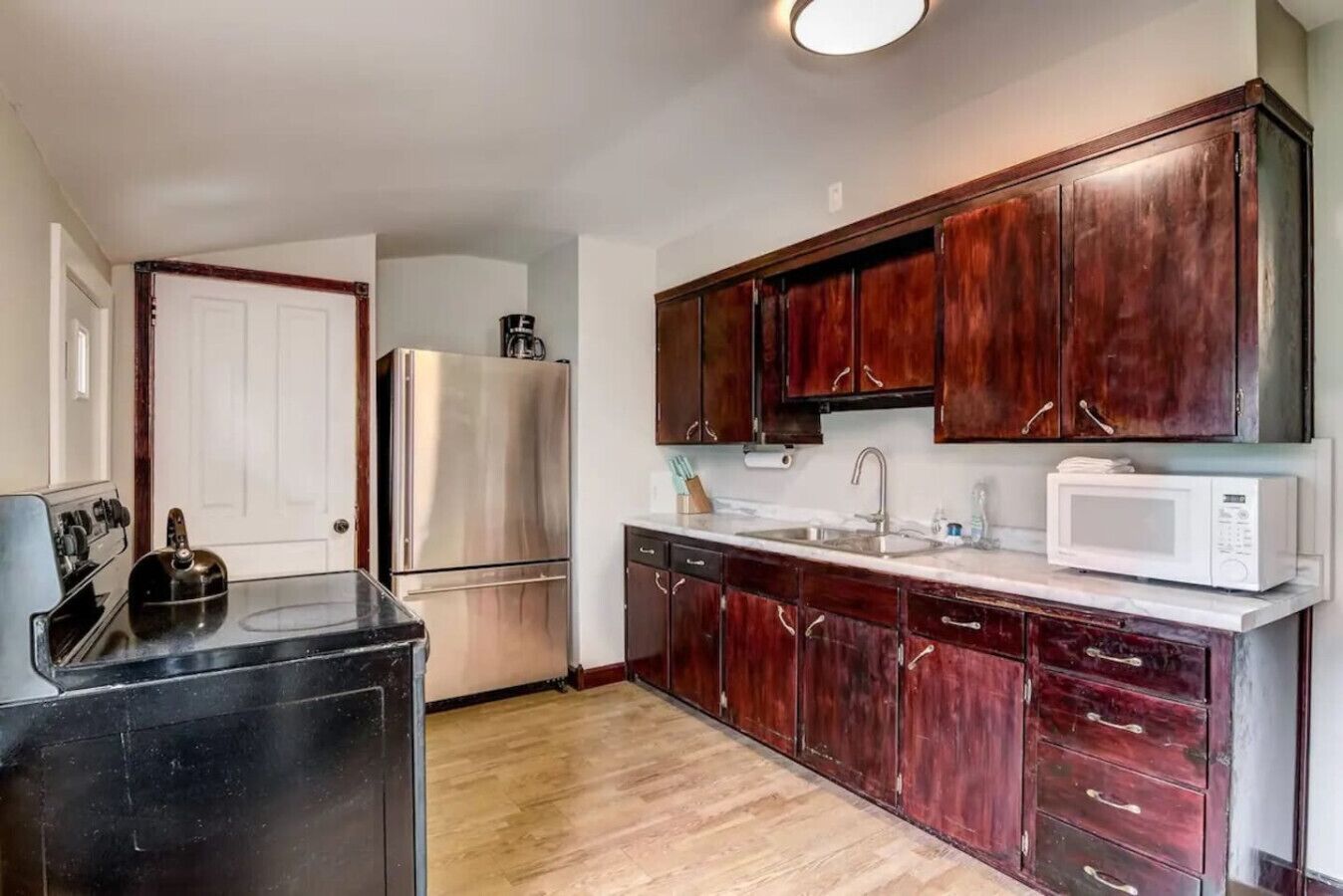 Microwave, oven, coffee/tea maker, cookware/dishes/utensils