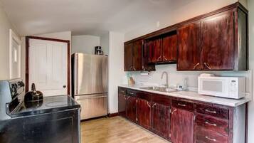 Microwave, oven, coffee/tea maker, cookware/dishes/utensils