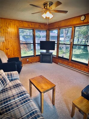 TV - Eau Claire’s south side, Sunroom, 3BR,4 beds, 1BA (Eau Claire)
