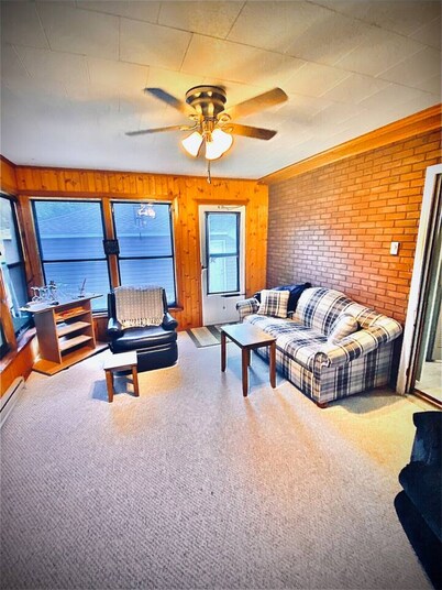 Eau Claire’s south side, Sunroom, 3BR,4 beds, 1BA