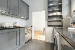 Jääkaappi, uuni, liesi, astianpesukone