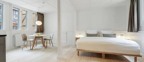 Iron/ironing board, WiFi, bed sheets