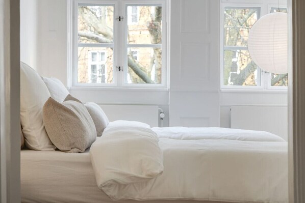4 bedrooms, iron/ironing board, WiFi, bed sheets