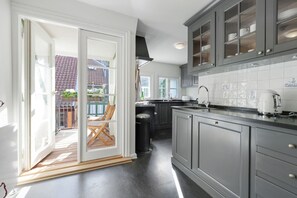 Fridge, oven, stovetop, dishwasher - Luxury home at Grøbrødretorv (København)