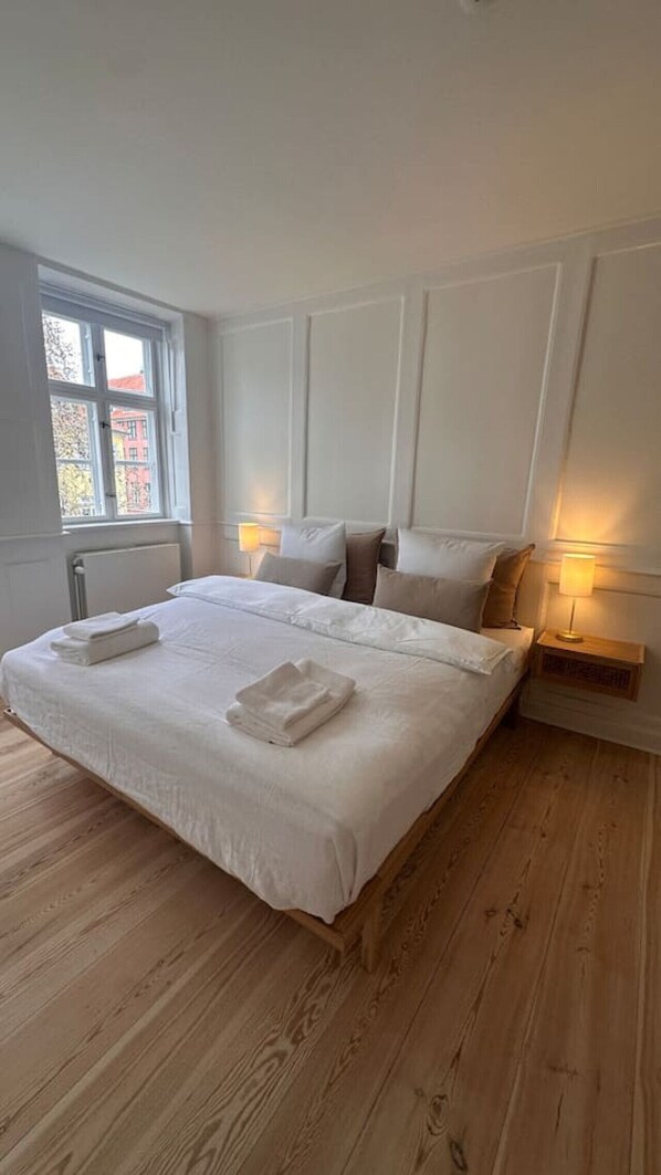 4 bedrooms, iron/ironing board, WiFi, bed sheets