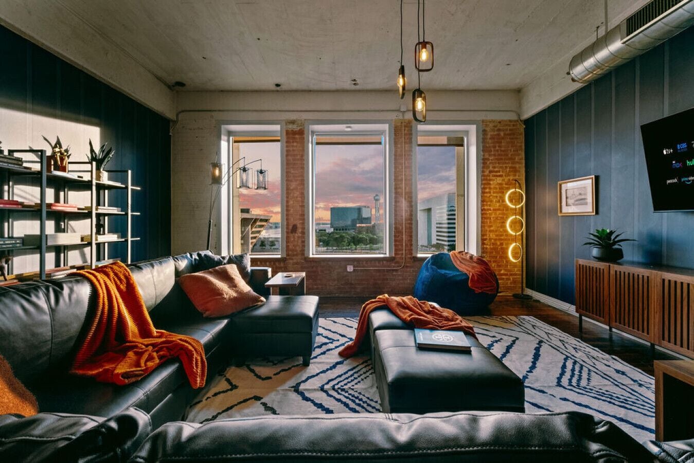 Smart TV, videogames, DVD player, pebolim