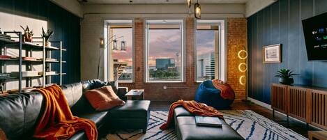 Smart TV, videogames, DVD player, pebolim