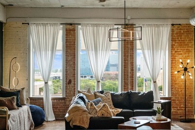 Luxury Downtown Dallas Retreat w/ Skyline Views | Pool table | Parking, Pool, Gym