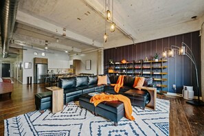 تلفزيون ذكي، ألعاب فيديو، مشغل دي في دي، كرة قدم الطاولة