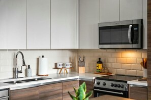 Refrigerador, microondas, horno y parrilla de estufa