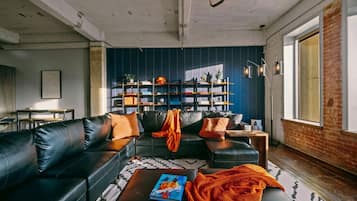 Smart TV, videojuegos, reproductor de DVD y futbolito