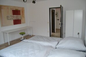 2 soverom, strykejern/-brett, internettilgang og sengetøy