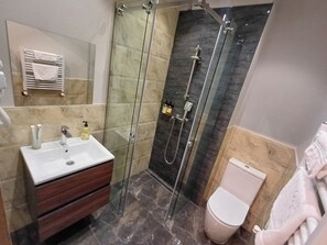 Phòng đôi Deluxe, ban công, quang cảnh sân vườn | Phòng tắm | Đồ dùng nhà tắm miễn phí, máy sấy tóc, áo choàng tắm 