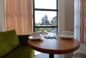 Luxury Suite, Courtyard View | In-room dining