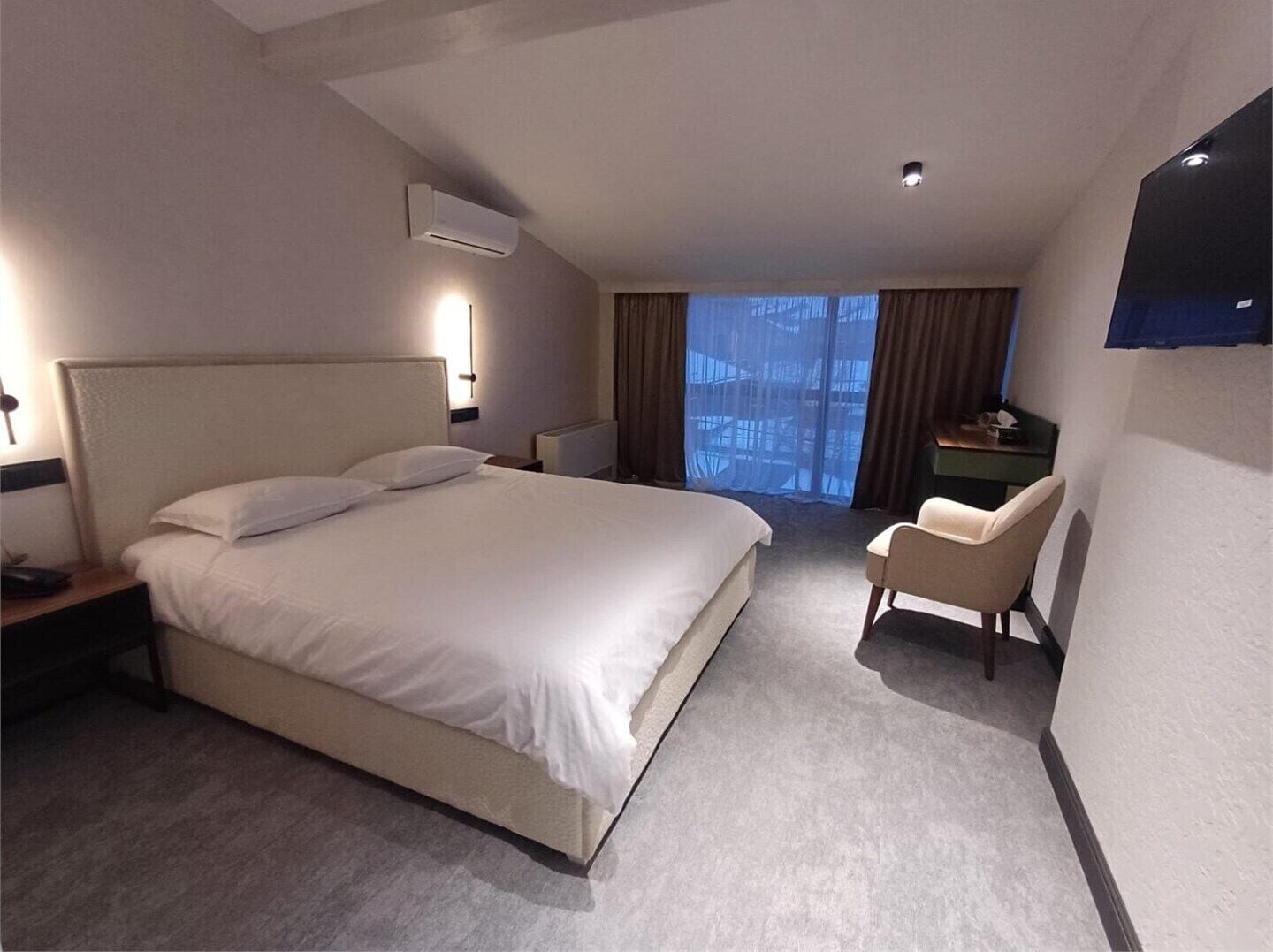 Chambre Deluxe double, vue sur la cour intérieure | Coffre-fort pour ordinateur portable, rideaux d’obscurcissement