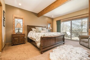 5 dormitorios, escritorio, tabla de planchar con plancha y cuna de viaje