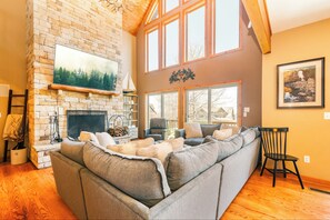 Smart TV, fireplace, ping pong, books - Hot Tub, Pool Table, Poker, Ping Pong: Big Sky (McHenry)