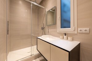 Sèche-cheveux, serviettes fournies