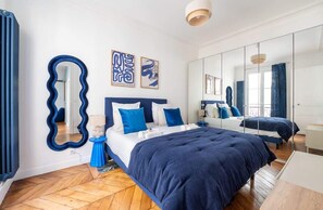 3 habitaciones, tabla de planchar con plancha y cuna de viaje 