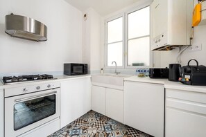 Een microgolfoven, een oven, een vaatwasser