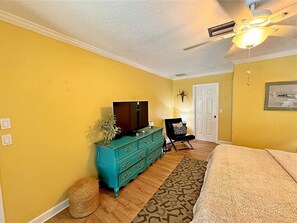 2 bedrooms, desk, iron/ironing board, WiFi