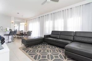 TV, video games - Beautiful 4 Bedroom Pool Home Near Disney (Kissimmee)