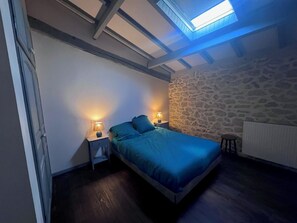 4 bedrooms, iron/ironing board, WiFi, bed sheets