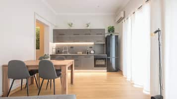 Fridge, oven, stovetop, coffee/tea maker