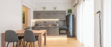 Kjøleskap, ovn, kokeplater og kaffetrakter/tekoker