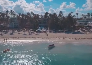 Playa privada, arena blanca y 3 bares en la playa