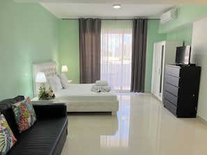 Studio Suite, ban công, quang cảnh thành phố | Khu phòng khách | TV màn hình phẳng 32-inch có truyền hình cáp