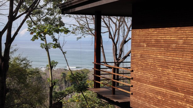 A wooden deck with a railing overlooking a coastal landscape. - Incredible house with sea view in Santa Teresa (Saint Teresa)