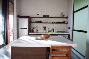 Kühlschrank, Ofen, Wasserkocher mit Kaffee-/Teezubehör