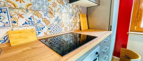 Kühlschrank, Mikrowelle, Ofen, Geschirrspüler