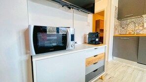 Réfrigérateur, micro-ondes, four, plaque de cuisson