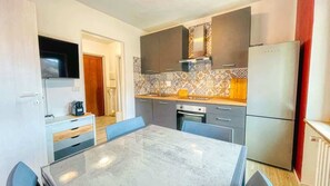 Réfrigérateur, micro-ondes, four, lave-vaisselle