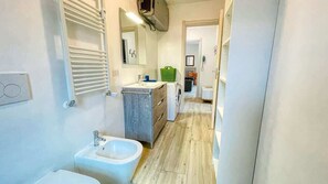 Ducha, secador de pelo, bidet, toallas