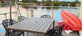 3-bedroom house in lovely St. Petersburg w/Lake Access and FREE KAYAKS