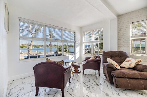 3-bedroom house in lovely St. Petersburg w/Lake Access and FREE KAYAKS