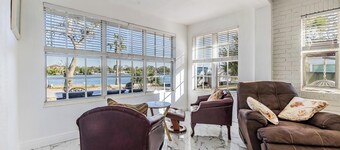 3-bedroom house in lovely St. Petersburg w/Lake Access and FREE KAYAKS