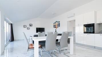 Apartment (Panoramic View Apartment ILM) | Dining room
