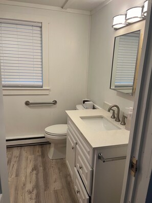 Douche, sèche-cheveux, serviettes fournies, papier toilette